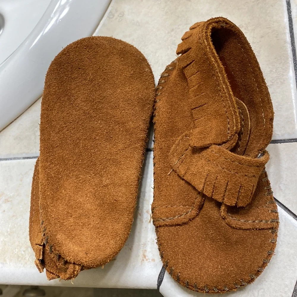 Soft Minnetonka fringe booties